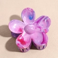 Detalle de la pinza para el pelo con diseño de flor jaspeada en resina rosa y púrpura - Flor de cinco pétalos / Morado