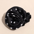 Dettaglio dell'elastico per capelli in raso a pois neri e bianchi a forma di rosa - Fiore nero