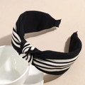 Detailaufnahme des schwarz-weiß gestreiften Knotenstirnbands an einer Tasse - Schwarz