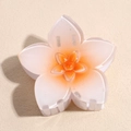 Détail d'une pince à cheveux en résine translucide avec dégradé orange en forme de fleur - Orange Blanc