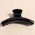 Detalle de la pinza de pelo negra brillante de gran tamaño con acabado espejo y resina - Curvado Brillante / Negro Sólido