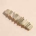 Dettaglio del fermaglio per capelli in metallo dorato con design a superficie ondulata - Quadrato Irregolare Oro