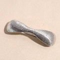 Dettaglio del fermaglio per capelli in argento a forma di fiocco con trama incisa - Fiocco Argento