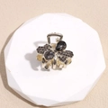 Detalle de pinza para el pelo con mariposa de diamantes de imitación en soporte geométrico - Forma de Mariposa (5832845670608) / Strass gris oscuro