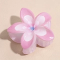 Détail macro d'une pince à cheveux fleur de frangipanier dégradée rose avec effet perlé - Rose
