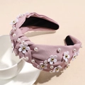 Detail of pink knotted fabric headband with 3D white daisy flowers and white pearls - Lotus root pink
