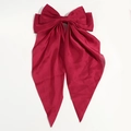 Detail van een bordeauxrode satijnen harikstrik met elegante lange hangende linten - Rood Satijnen Lint Haarspeld