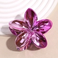 Détail macro d'une pince à cheveux lys laser violette avec fini miroir dégradé métallique - Rose Rouge Dégradé