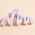 Détail de la pince à cheveux ondulée avec texture marbrée rose bleue et violette - Pince Crabe Vague