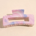 Détail de la pince à cheveux motif marbre rose et bleu au design rectangulaire - Pince carrée creuse