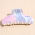 Gros plan d'une grande pince à cheveux ondulée avec des textures marbrées rose et bleu - Semi-Circle Claw