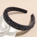 Detalle de diadema de leopardo con etiqueta artesanal y textura de piel sintética - Leopardo Gris
