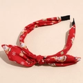 Dettaglio del cerchietto natalizio rosso con motivi di Babbo Natale e fiocco in tessuto - Rosso Regalo Babbo Natale