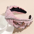 Detalle de diadema de terciopelo rosa con lentejuelas, strass plateados y mariposa de cristal - Rosa