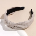 Détail d'un serre-tête noué beige clair avec motif à chevrons et doublure intérieure noire - Abricot