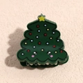 Dettaglio di un fermaglio per capelli a forma di albero di Natale in resina colorata - Albero di Natale