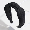 Detalle de la diadema negra con nudo mostrando la textura de la tela de poliéster tejida - Negro