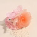Dettaglio di un fascinator rosa vintage con fiori di seta, piume e perle - Fiore Piuma Rosa