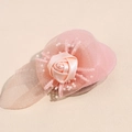 Dettaglio di un fascinator in rete rosa con rosa in seta e perle bianche eleganti - Fiore Rosa