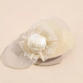 Dettaglio di un fascinator crema con velo a rete, rosa di raso e perle finte - Bianco Crema Floreale