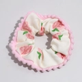 Detalle de coletero blanco con estampados de fresas y borde de pompones rosa suave - Coletero Fresa Rosa
