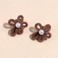 Detalle de pinzas para el pelo con flores flocadas rojas y perla sobre fondo texturizado - Pareja de Flores Caqui con Perlas