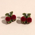 Dettaglio delle clip per capelli a ciliegia in velluto rosso e verde con perla - Coppia di Piccole Ciliegie