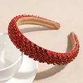 Dettaglio macro del cerchietto imbottito con strass rossi e fodera in velluto morbido - Strass Rosso