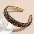 Dettaglio di un cerchietto imbottito di lusso con strass colorati su una tazza bianca - Strass Colorati