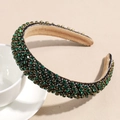 Dettaglio del cerchietto largo decorato con strass verde smeraldo e bianchi scintillanti - Zirconia Verde