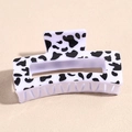 Dettaglio molletta per capelli rettangolare con stampa leopardata e denti forti su beige - Stampa Leopardata Bianca e Nera
