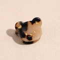 Dettaglio molletta per capelli a forma di orso tartarugato con rifiniture in oro glitter - Orso Beige Nero