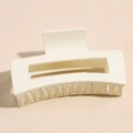 Dettaglio di una grande molletta per capelli crema opaca con design rettangolare - Bianco Sporco
