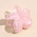 Detailansicht der rosa Frangipani-Haarklammer mit Marmoreffekt und glänzendem Acryl - Rosa