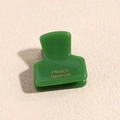 Dettaglio della pinza per capelli verde scuro con scritte dorate fatta a mano - Quadrato Verde
