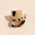 Dettaglio della molletta per capelli a gatto tartarugata con scritta France Handmade in oro - Gatto Beige Nero