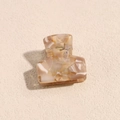 Dettaglio della molletta per capelli in acetato marmorizzato con molla oro e testo France Handmade - Quadrato Beige