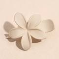 Dettaglio molletta per capelli a forma di fiore plumeria color crema opaco - Beige