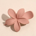 Dettaglio della molletta per capelli a fiore rosa opaco con finitura satinata fine - Colore pelle