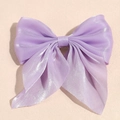 Gros plan sur le nœud papillon en satin violet élégant avec texture nacrée lisse - Mauve Clair