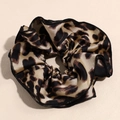 Coletero de satén extragrande con estampado de leopardo y diseño de doble capa suave - Leopardo Marrón Oscuro