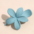 Primer plano detallado de la pinza para el cabello de flor azul mate con cinco pétalos - Azul Cielo