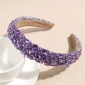Dettaglio macro del cerchietto viola con strass barocchi e imbottitura ad alto volume - Viola