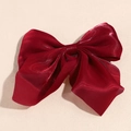 Détail d'une pince à cheveux avec nœud en organza bordeaux aux reflets nacrés élégants - Bordeaux