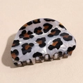 Dettaglio della molletta per capelli perlata in acetato con stampa leopardata e denti fini - Semicerchio Bianco