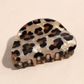 Dettaglio macro della molletta per capelli leopardata con trama in acetato e denti fitti - Semianello Cachi
