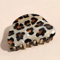 Macro della clip per capelli a macchia di leopardo con texture in acetato lucido - Semianello Beige