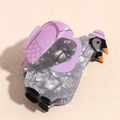 Detailansicht der Pinguin-Haarklammer mit lila Hut und glänzender Acetat-Oberfläche - Pinguin-Stil
