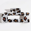 Dettaglio di un fermaglio per capelli in acetato marmorizzato bianco con stampa leopardata - Rettangolare Bianco