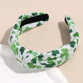 Détail du serre-tête noué de la Saint-Patrick avec trèfles verts sur tissu blanc - Grand Trèfle Vert